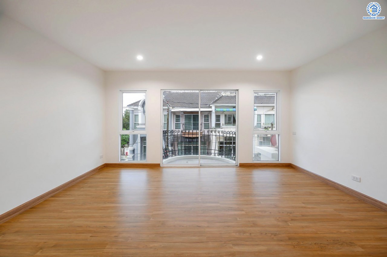 บ้านมือสองตกแต่งใหม่ ทาวน์โฮม 3 ชั้น โครงการ พรีเมี่ยมเพลส รามอินทรา เนื้อที่ 21.2 ตร.ว. ฟังก์ชัน 3 ห้องนอน 4 ห้องน้ำ 2 ที่จอดรถ ทำเลใจกลางเมือง เชื่อมต่อทั้ง ถ.ประเสริฐมนูญกิจ, ถ.ลาดพร้าว, ถ.รามอินทรา ใกล้ทางด่วน "รามอินทรา" และรถไฟฟ้าสายสีชมพู "สถานีมัยลาภ"